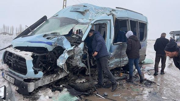 Yüksekova'da halk otobüsüyle minibüs çarpıştı: 18 yaralı