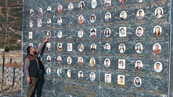 Muhtar, mahallesinde ölen 66 kişi için deprem anıtı yaptırdı
