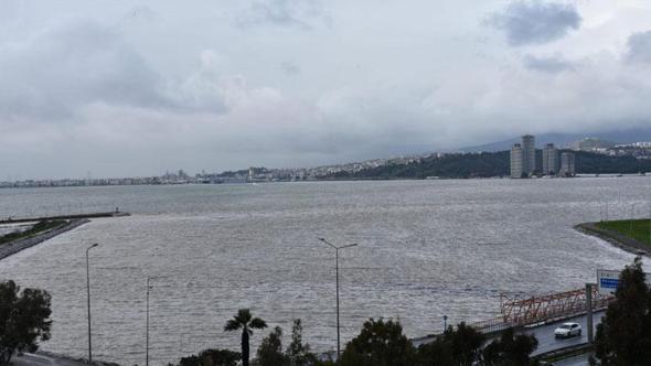 İzmir’de sağanak; denizin rengi değişti