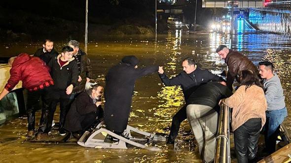 Aydın'da suya gömülen minibüsteki yolcuların kurtarılma görüntüleri ortaya çıktı