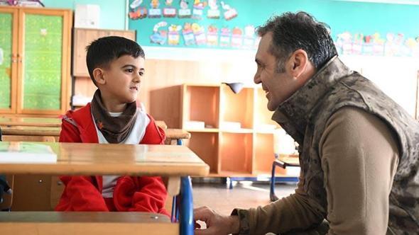 Emniyet müdürü, şehit çocuğunu okula bıraktı
