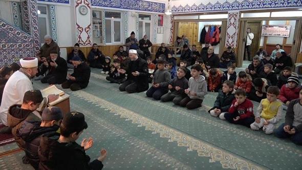 Erzincan’da camiye gelen çocuklara oyuncak hediye ettiler