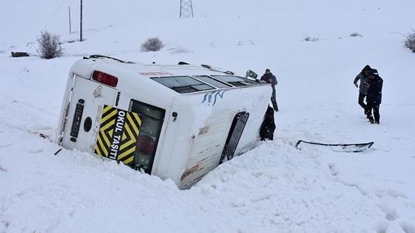 Öğrenci servis minibüsü devrildi: 14 yaralı