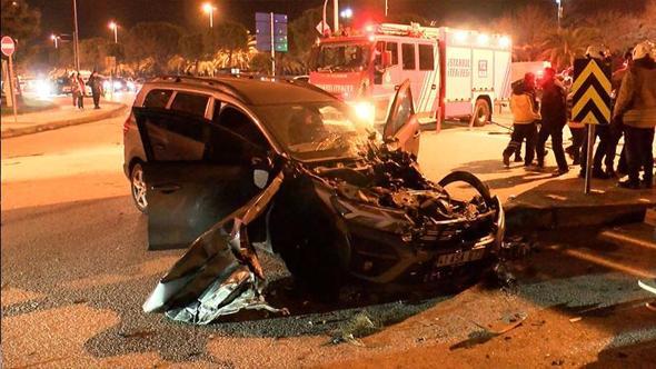 Maltepe'de iki otomobil kafa kafaya çarpıştı: 6 yaralı