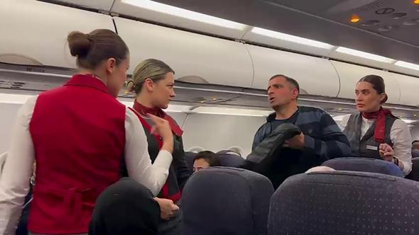 Rahatsızlandığını söyleyip uçaktan inen yolcu, diğer yolculardan helallik istedi