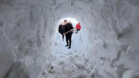 Yüksekova'da esnaf dükkanının önüne kardan tünel açtı