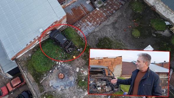 20 yıldır iş yerinin çatısında duran otomobili, akan çatıyı tamir etmek isteyince gördü