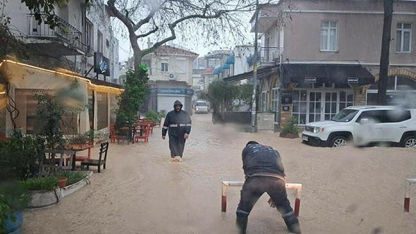 İzmir Çeşme’de sağanak; yollar göle döndü