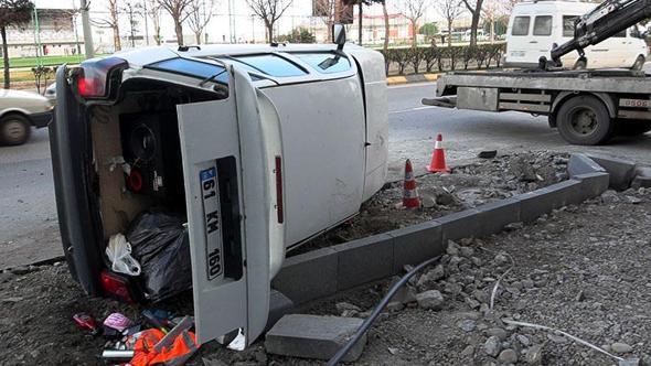 Önündeki araca çarpmamak için sürücüsünün ani manevra yaptığı otomobil yan yattı