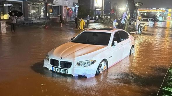 Bodrum’da sağanak yaşamı olumsuz etkiledi; yollar trafiğe kapandı