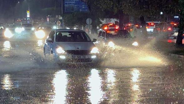 Antalya'da sağanak hayatı olumsuz etkiledi