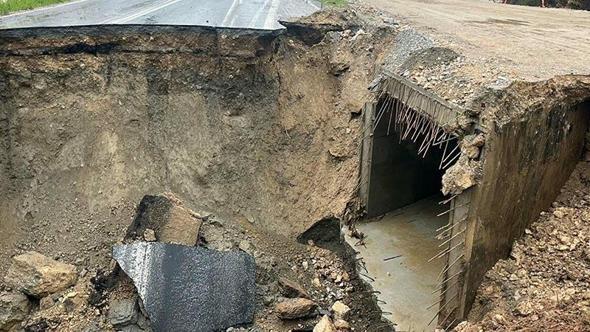 Sağanak nedeniyle yol çöktü