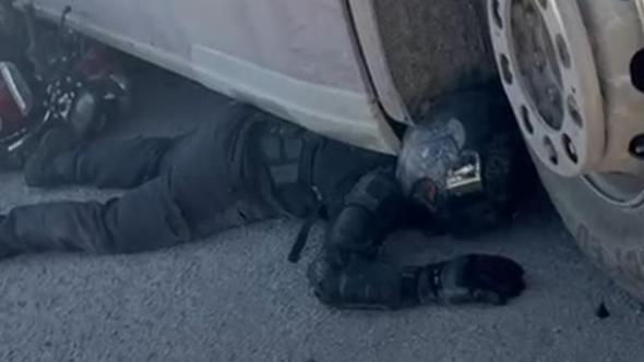 TIR'ın altında sıkışan motosikletin sürücüsünü kaskı ve koruyucu kıyafetleri kurtardı