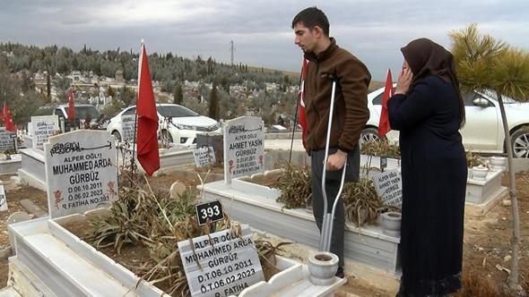 Malatya’da, depremde kaybettikleri yakınlarının mezarlarını ziyaret edip gözyaşı döktüler