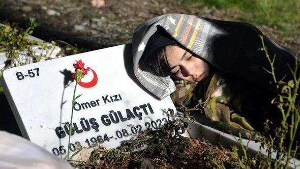3 yıl öncesine kadar dizinde yattığı babaannesinin mezar taşına başını yaslayıp, geçmişi yad etti