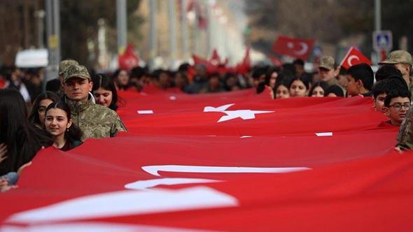 Binlerce Erzincanlıdan bayrak yürüyüşü