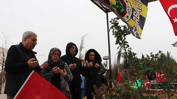 Fenerbahçe bayrakları asılan mezarlıkta ağabeyini andı; enkazdan boynunda takımının atkısıyla çıktı