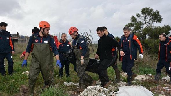 İzmir'de otomobil, dere üzerindeki köprüden geçerken sele kapıldı: 2 ölü, 1 kayıp
