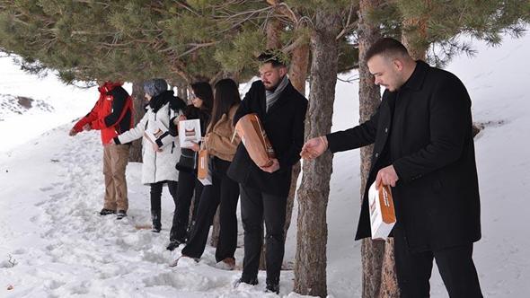 Karlara bata çıka Palandöken’de kuşlar için yem bıraktılar
