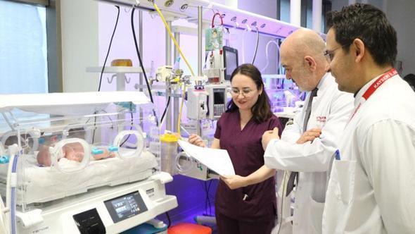 İç organları göğüs kafesinde doğan bebek, ameliyatla sağlığına kavuştu