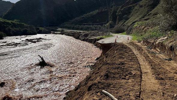 Alaşehir'de sağanak; dere taştı, kara yolu çöktü