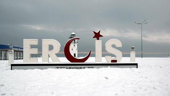 Erciş'te kar yağışı sonrası güzel görüntüler oluştu