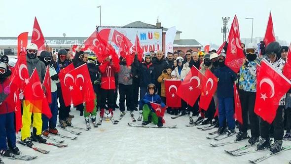 Kar Festivali'nde kızak, kayak ve şambrellerle kaydılar