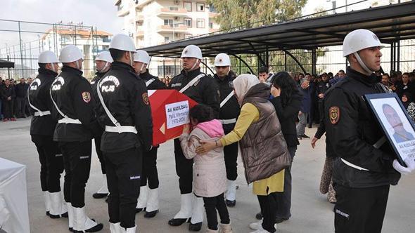 Polis babasının tabutunun başında gözyaşı döktü