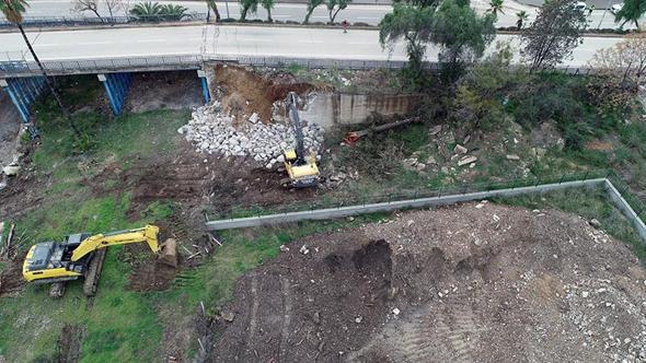 James Bond filmine sahne olan 64 yıllık köprüde yıkım çalışmaları başladı