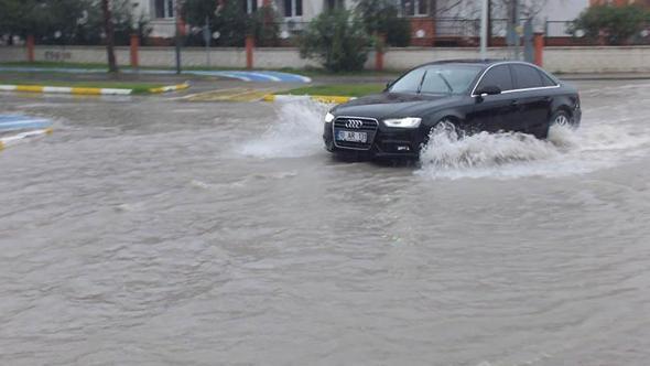 Burhaniye'de sağanak nedeniyle yollar göle döndü, tarım arazilerini su bastı