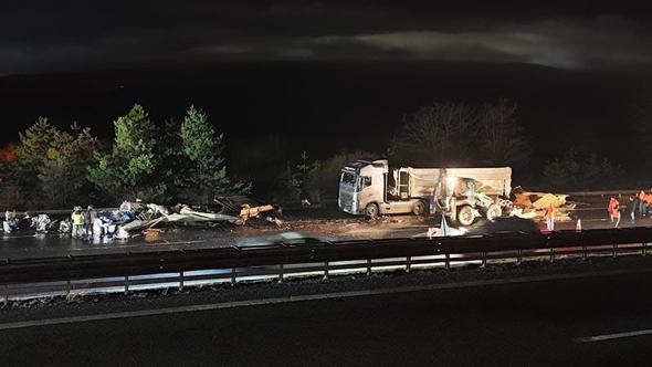 Otoyolda kamyon ile TIR’ın çarpıştığı kaza nedeniyle ulaşım aksadı: 1 yaralı