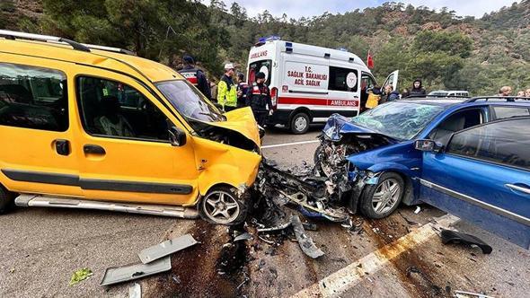 Muğla'da otomobilin, hafif ticari araçla çarpıştığı kazada ölü sayısı 3'e yükseldi
