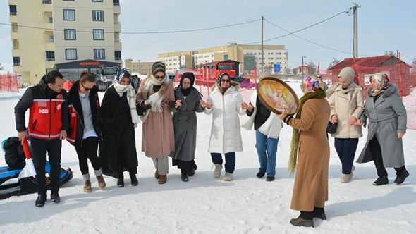 Bitlis'te anneler ile çocukları kızakla kayıp eğlendi