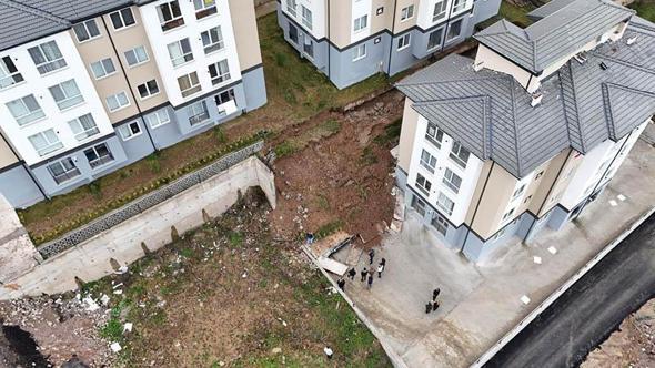 Sitenin istinat duvarı çöktü; 32 kişi tahliye edildi