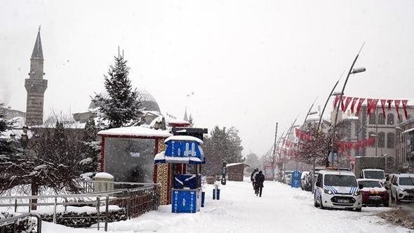 Kar kalınlığının 50 santimetreye ulaştığı Erzurum’da 419 mahallenin yolu kapandı