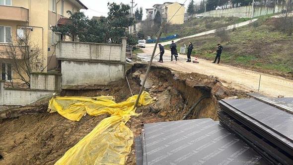 Kocaeli’de toprak kayması; binanın bahçe duvarı ve sokaktaki yolun bir bölümü çöktü