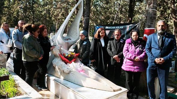Özgecan Aslan, mezarı başında anıldı