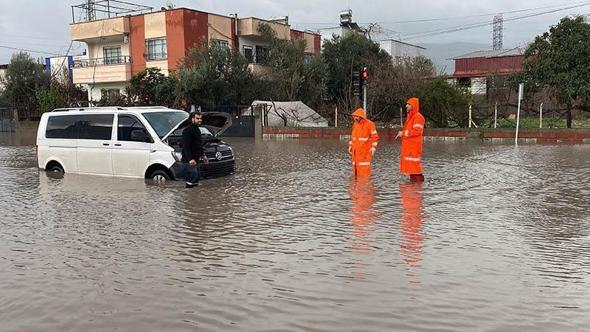 Osmaniye'de sağanak; yollar göle döndü, araçlar mahsur kaldı