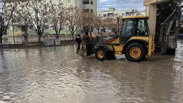 Nusaybin’de sağanak; yollar ve okul bahçeleri suyla doldu