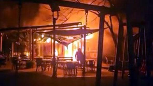 Avcılar'da parkın içindeki kafe alev alev yandı