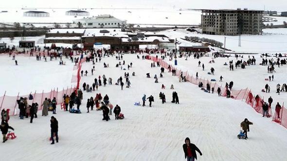 Kayak merkezinde bu kez hafta içi yoğunluğu dron kamerasında