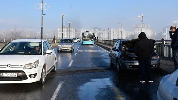 Sivas'ta yollardaki buzlanma, kazalara neden oldu