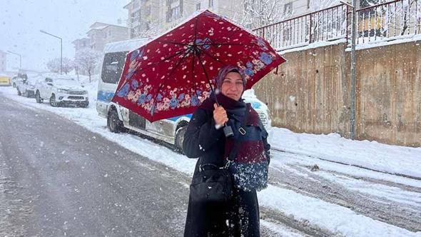 Yüksekova'da kar yağışı nedeniyle 28 yerleşim yeri ulaşıma kapandı