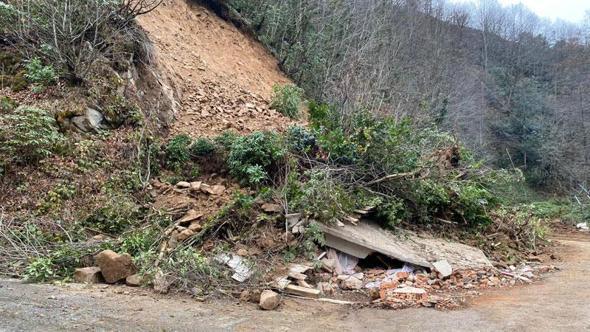 Heyelanda ev toprak altında kaldı