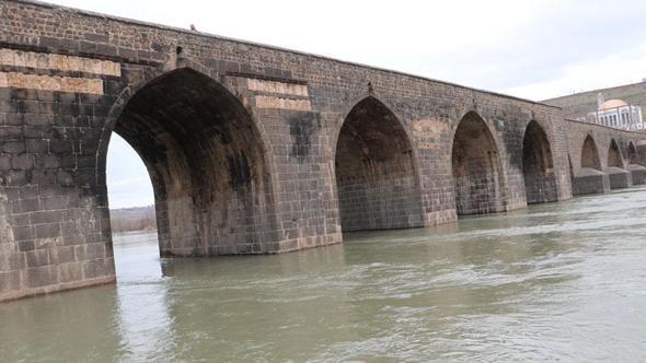 Barajlardan kontrollü tahliye sonrası Dicle Nehri’nin su seviyesi yükseldi