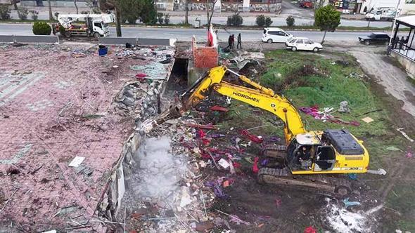 'Riskli alan' ilan edilen Karasu sahilinde yıkım başladı