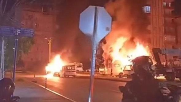 Tartıştığı kız arkadaşı ile annesinin araçlarını kundakladı; olay anı kamerada