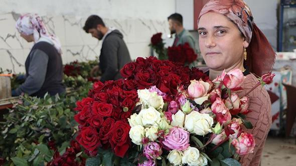 Eşi ile sevgililere rengarenk güller yetiştirdi