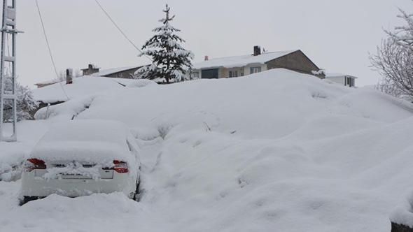 Karlıova’da kar kalınlığı 2 metreyi buldu