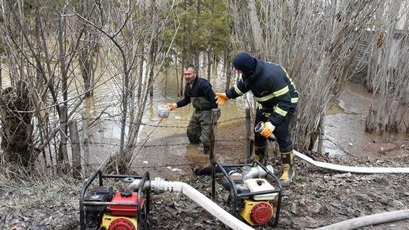 Sivas'ta yağmur ve kar suları taşkınlara yol açtı, evleri su bastı